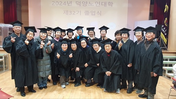 유환익 노인대학장(맨뒤 가운데)과 수상자들이 자리를 함께했다.