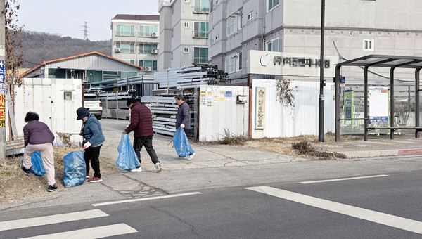 마을대청소를 하는 주민들.
