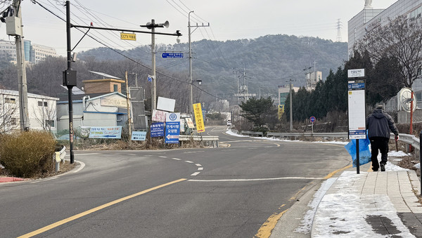  지역별로 나눠 주민들이 청소를 하고 있다.