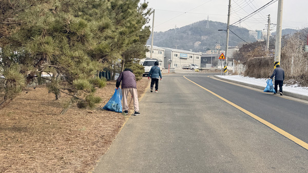 오전 9시부터 시작한 청소는 11시가 넘어 마무리 됐다.