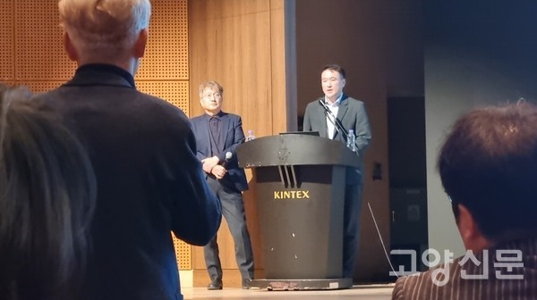 (마이크 앞 회계사) 조사위원은 채권자들의 수정 요구에 대해 "결정할 수 없다"라고 말했다.