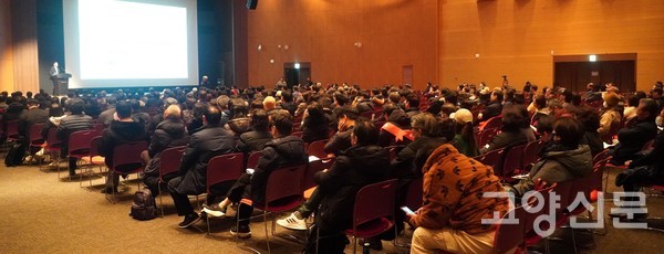 채권자들은 조사위원에게 조사보고서 수정을 강력하게 요구했다.