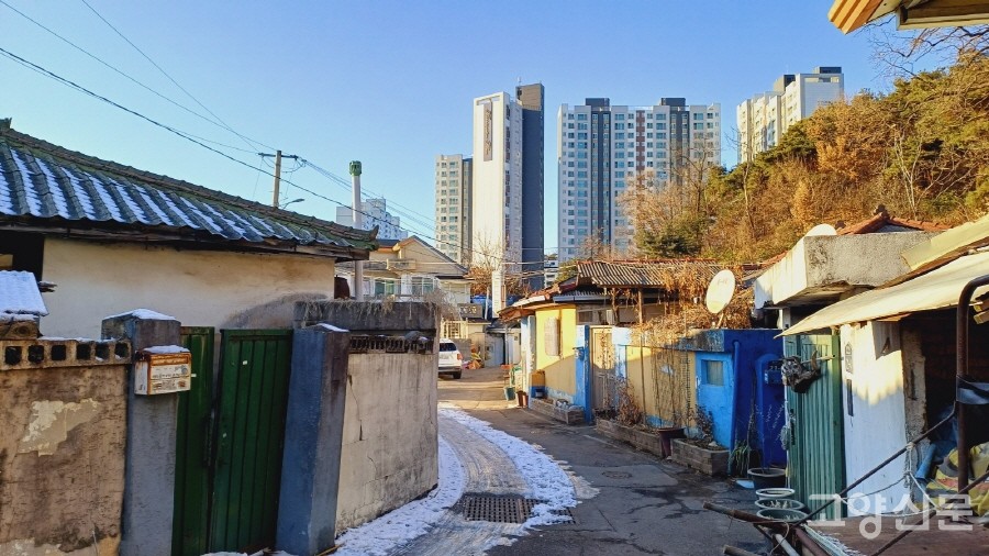 오래된 풍경이 고스란히 남아있는 송암마을 골목길. 뒤편으로 봉일천 시내 아파트단지가 보인다.  