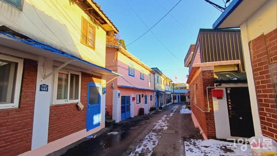 살구색과 파란색이 산뜻한 조화를 이루는 옛 상가 골목길. 