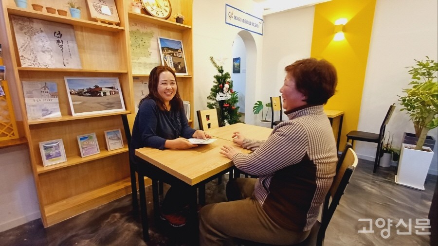 마을공동체가 운영하는 카페에서 회원과 이야기를 나누고 있는 봉사리송암마을 특공대 김은영 총무(왼쪽).