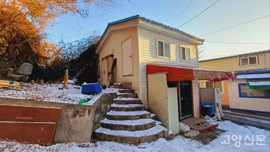 독특한 조형미를 보여주는 한 건물의 시멘트 계단. 