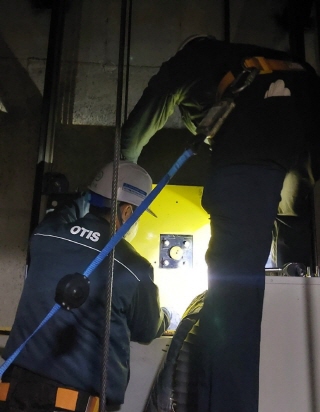 고장난 엘리베이터를 점검하는 모습. [사진제공=원시티 입주자연합회장]