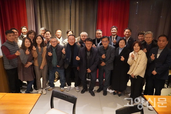 고양경제포럼 회원들은 지난 18일 풍동 이탈리안 레스토랑 피노(PINO)에서 '2024 고양경제포럼 송년의 밤'을 열었다.