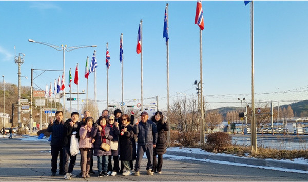  관산동 주민자치회가 태극기 공원의 태극기와 필리핀군 참전 기념비 앞의 6·25전쟁 참전국기를 교체했다.