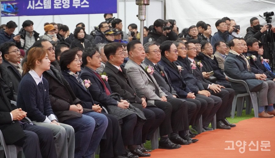 개통식에 참석한 내빈들. (앞줄 왼쪽 두 번째부터) 김미경 은평구청장, 오후석 경기도행정부지사, 박상우 국토교통부장관, 김경일 파주시장.  