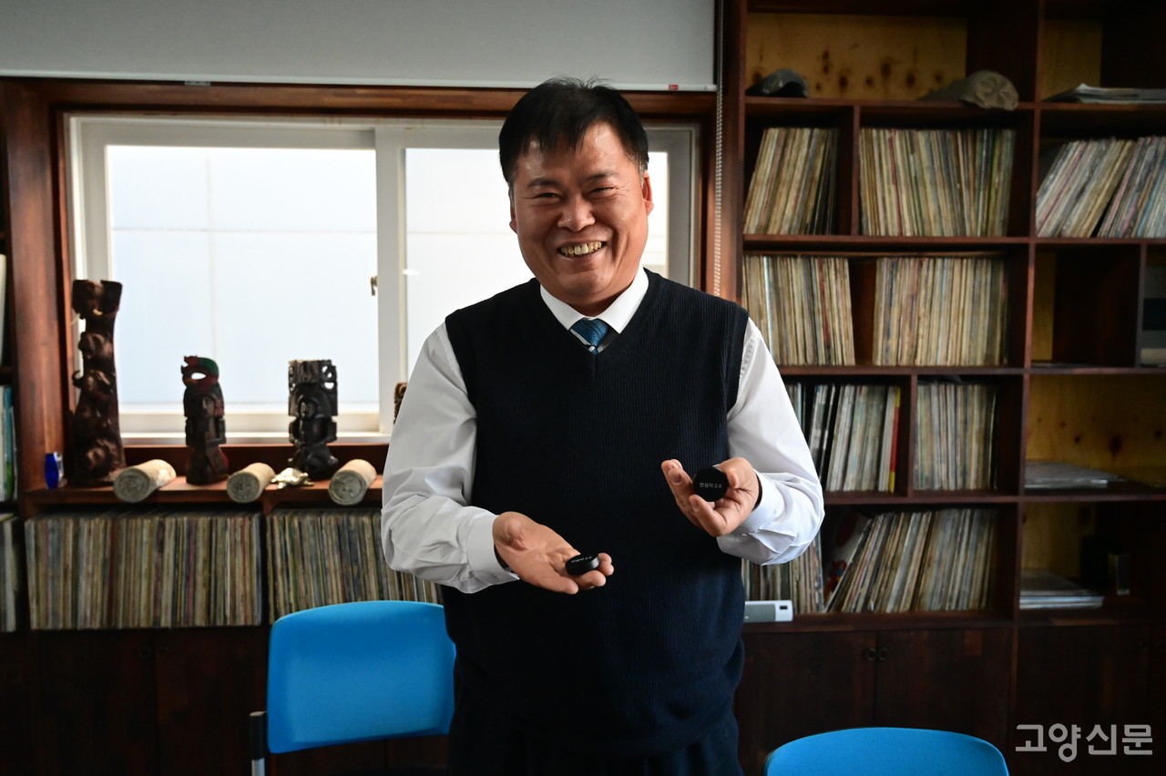 치매노인을 위한 비용부담 없는 배회감지기(안심이)를 소개하고 있는 이종선 아이티에스뱅크 대표. 해당 제품은 2024 고양시 스마트시티 리빙랩 사업 지원을 받아 6개월간 테스트 및 실증과정을 거쳤다. 