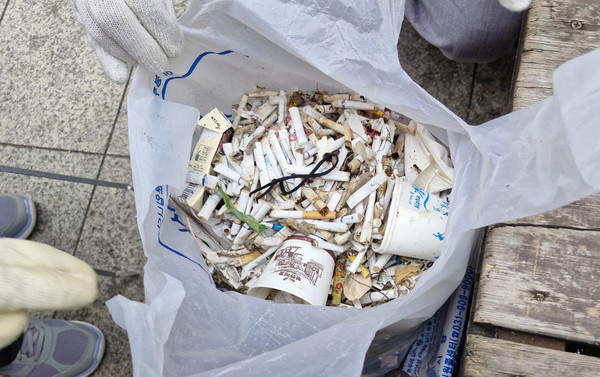  자원봉사 '여기어때' 활동 중 수거된 40L의 꽁초 쓰레기.
