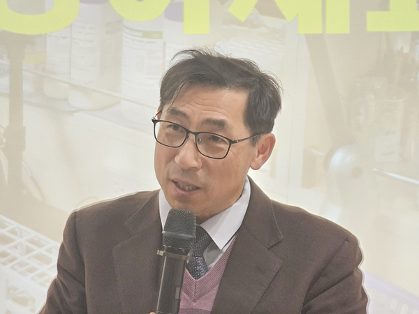 ((사진설명1)) 이규재 연세대 의대 교수는 “수명이 늘면서 이제 치매, 암과 같은 질병뿐 아니라 노화 자체가 병이 되는 시대가 됐다”며 “수소수와 같은 기능수가 만성질환은 물론 치매나 암 예방과 관리, 그리고 노화를 늦추는 데도 분명히 효과가 크다는 것을 믿고 평소 좋은 물을 찾아 꾸준히 마셔보라”고 권유했다.