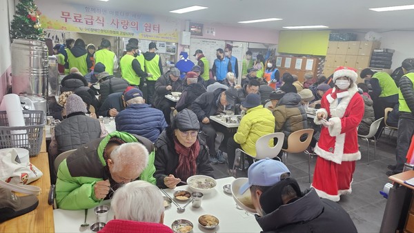 어르신들이 뜨끈한 쌀국수를 드시고 있다.