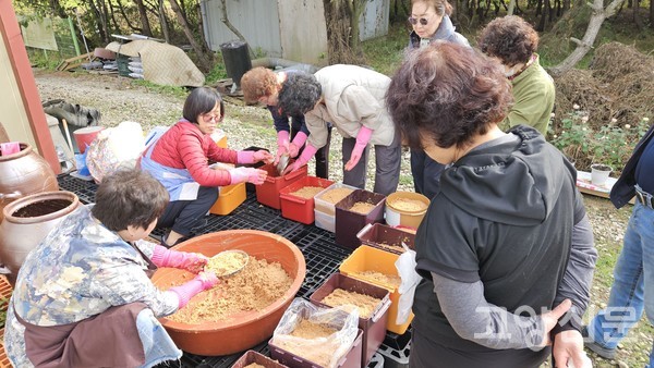 2024년 11월 된장나눔을 하는 모습
