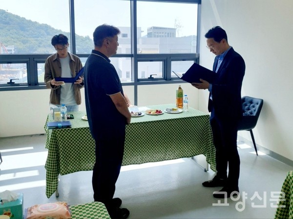 관리사무소 우수직원을 선정, 시상하면서 직원들의 소속감과 자긍심 고취를 하고 있다. 사진은 2024년 12월 시상식.