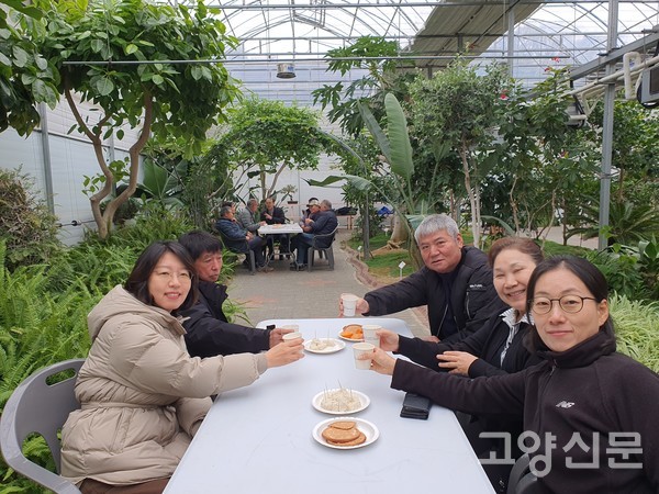 11월 30일 온실에서 열린 바자회와 일일찻집.