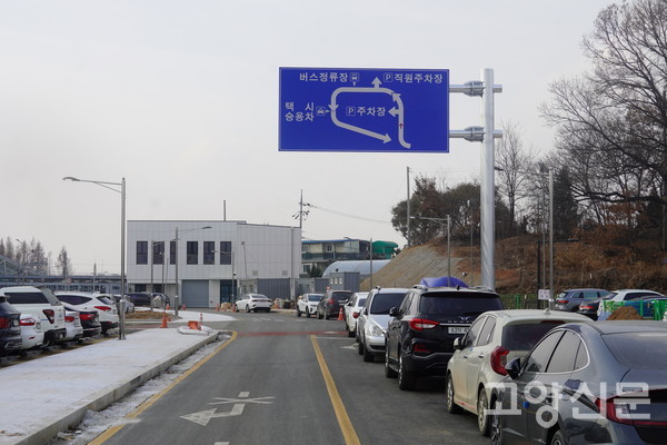 대곡역 앞 푯말에 적힌 버스정류장, 주차장, 택시 승용차 주차장은 모두 공사 중이다.