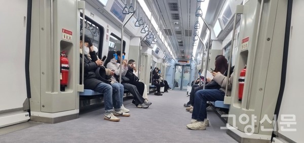 서울역 방향 GTX-A 열차 안 출근길에 승객들은 대부분의 자리를 채웠다.