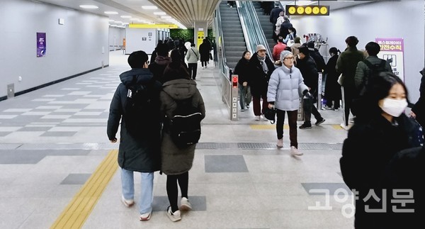 승강장 곳곳에 설치된 에스컬레이터를 탈 것인가? 좀 더 걸어가 고속 엘리베이터를 탈 것인가? 시간을 아끼려면 정답은 고속 엘리베이터다. 