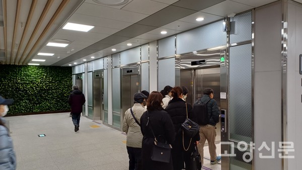 고속 엘리베이터는 한 번에 20명의 이용객을 빠른 속도로 이동시켜준다. 