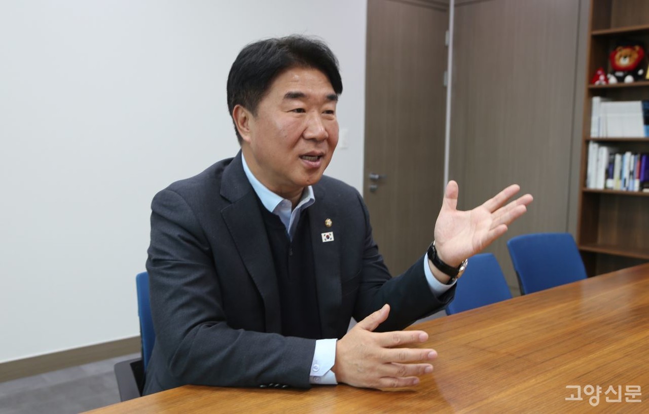 이기헌 의원은 “일산에 국립현대미술관 분관을 짓되, 그 분관의 형태가 미디어아트 전용 미술관이었으면 좋겠다는 구상을 가지고 문체부 관계자들을 설득하고 있다”고 전했다.