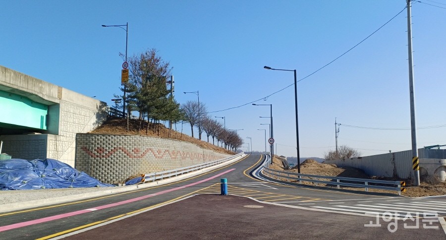 왼쪽 분홍색 유도선이 신성주유소 앞에서 좌회전해 진입하는 차로. 오른쪽은 행주로 파주 방향에서 우회전 해 진입하는 차로. 