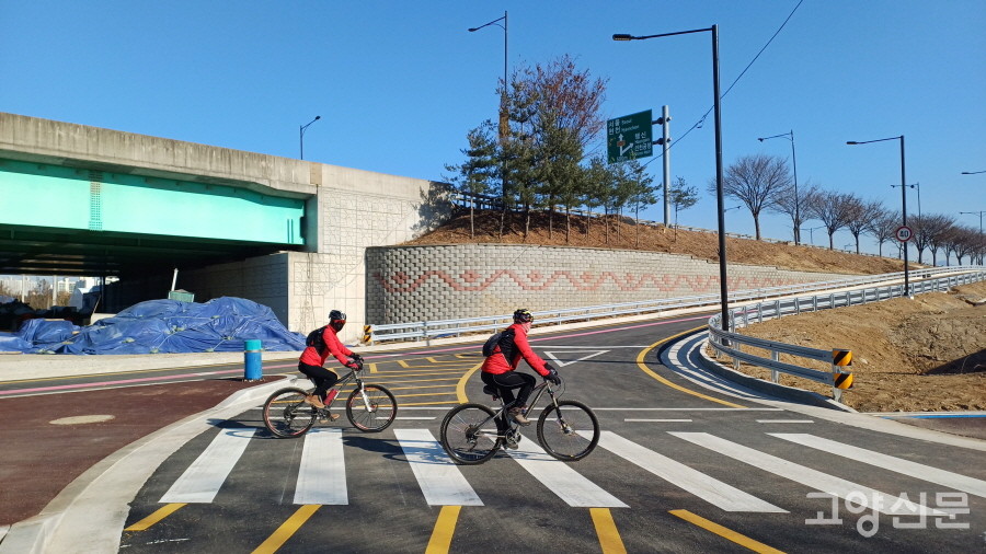 신설 진입도로는 자전거도로와 교차하기 때문에 운전자들의 각별한 주의가 요구된다. 