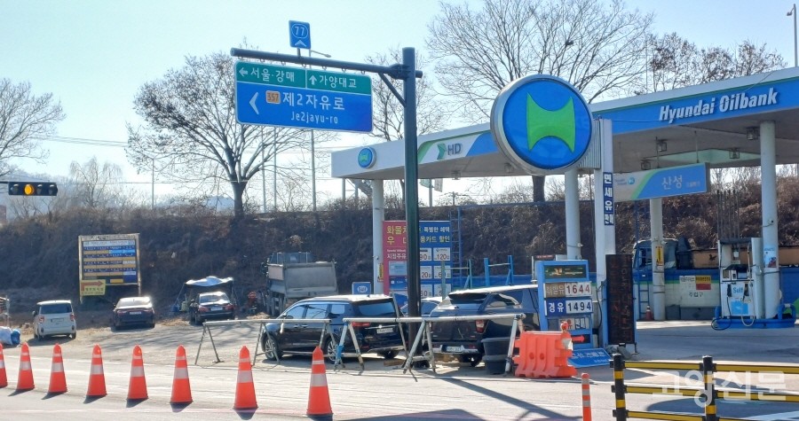 행주로를 따라 서울 방향으로 주행하다보면 신성주유소가 나오고, 새로 개통한 진입로를 표시한 이정표를 만날 수 있다. 