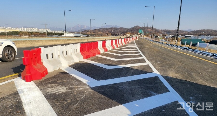 신설 진입로를 타고 제2자유로로 올라오면 멀지 않은 곳에 강매IC 이정표가 보인다. 개통 전날 찍은 사진이라 아직 공사 펜스가 제거되지 않은 모습이다. [사진=고양시]