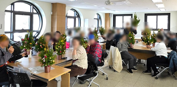 자조모임에서 이야기를 나누는 참여자들