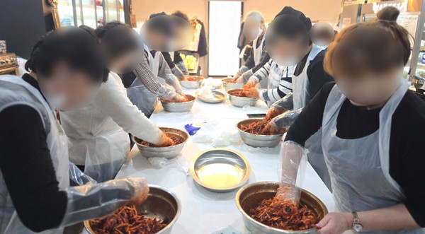 공유주방 프로그램에서 활동 중인 참여자들.