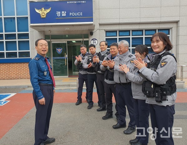 박원태 소장이 근무 마지막 날 동료 경찰들의 퇴임 축하 박수를 받고 있다.