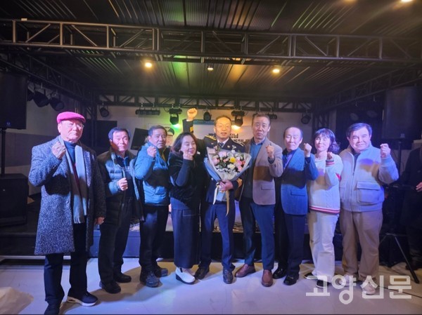 이석재 풍사파출소 생활안전협의회 회장이 자비로 마련한 훈훈한 퇴임식 참석자들.