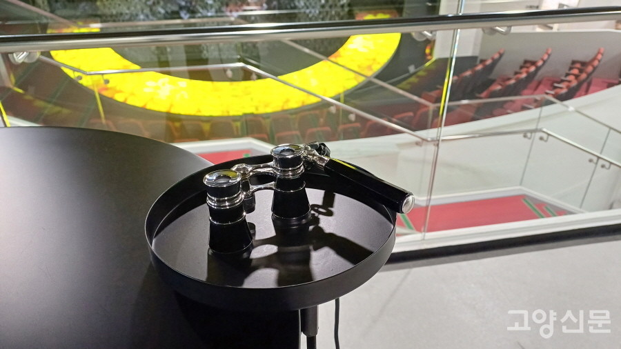 2층 로비는 아래층 처험극장 무대 전체를 조망할 수 있는 로열석이기도 하다.  