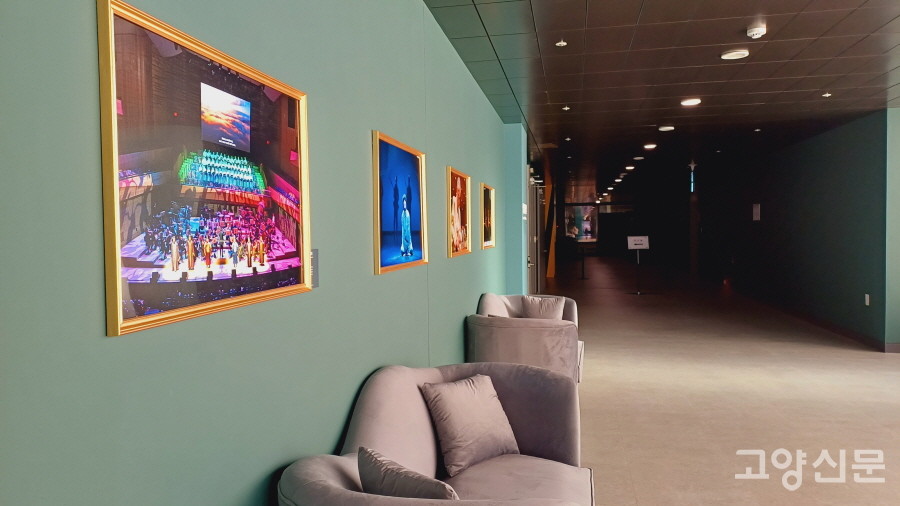 갤러리이자 휴식공간인 2층 복도. 