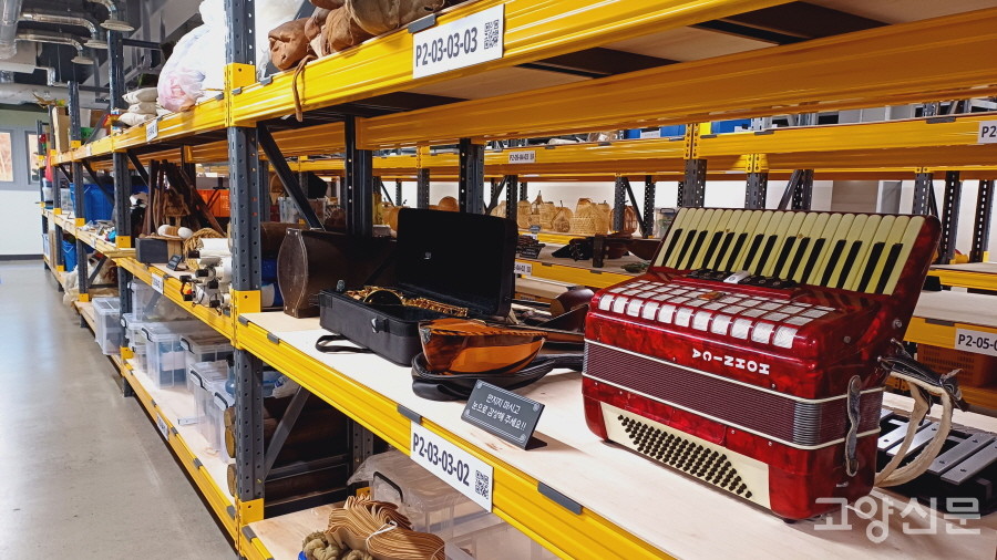 실제 국립극장 무대에 올랐던 각종 소품과 의상들을 가까이에서 살펴볼 수 있는 개방형 보관소.