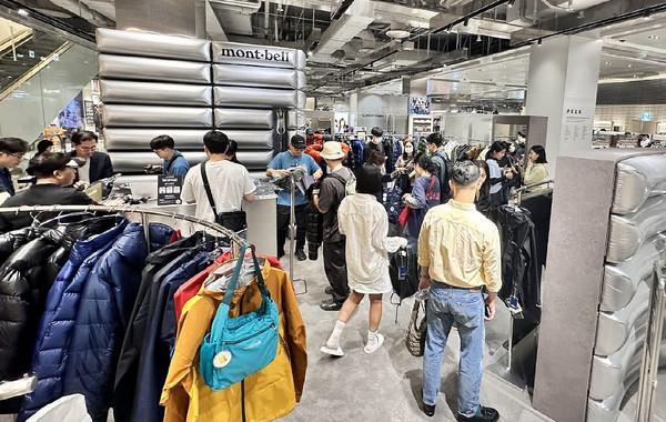 소비자들로 붐비는 몽벨 팝업스토어. [사진=몽벨]