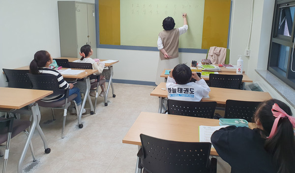 달달스쿨 참여 아동들이 셈 기초 프로그램에 참여하고 있다.