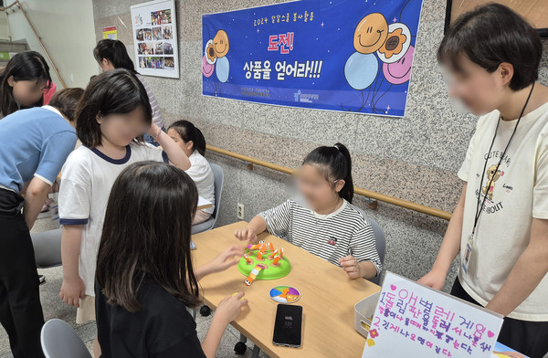 아동들이 상반기 봉사활동으로 ‘수학 퀴즈 부스’를 진행하고 있다.