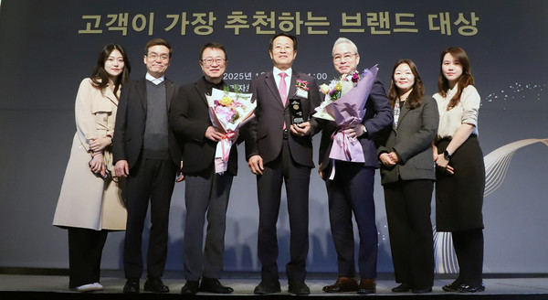 유완식 조합장(가운데)과 직원들이 지자체 브랜드 대상을 수상 후 자리에 함께했다. [사진=고양축산농협]