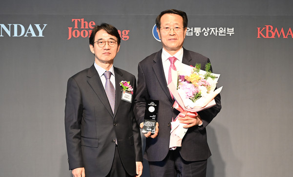 브랜드 대상 심사위원장인 김상용 교수(왼쪽)와 유완식 조합장. [사진=고양축산농협]