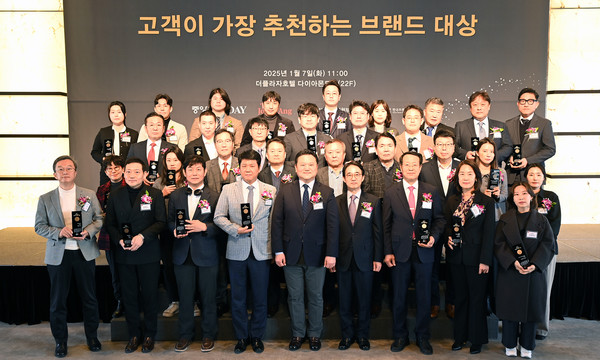 브랜드 대상 시상식에 수상자들과 관계자들이 함께 자리했다. [사진=고양축산농협]