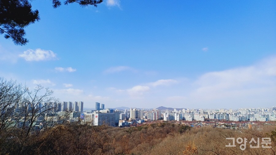 평심루에서 바라본 서북 방향 경관. 양지마을과 강선마을, 킨텍스마을이 눈에 들어온다. 