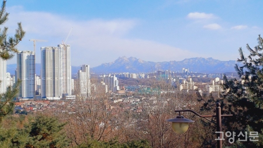 평심루에서 바라본 동쪽 경관. 멀리 북한산이 한눈에 조망된다. 