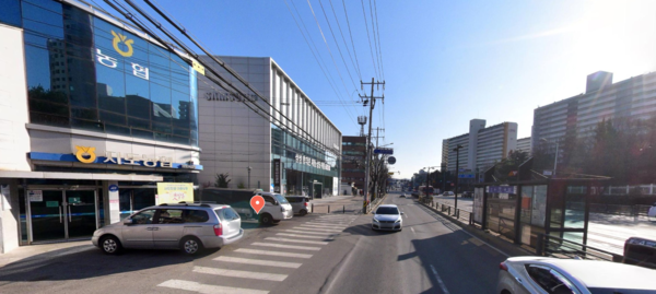 가라뫼 버스정류장. 지도농협 가람지점과 삼성전자서비스 덕양센터 뒷골목으로 노후주택들이 '미래타운' 관지리역이다. 사진 오른쪽은 소만마을 아파트 단지.