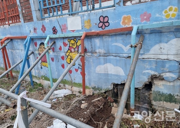 바깥 담장이 무너져버리면 안쪽 담장에서 버티는 철근도 같이 쓰러져 건물 전체가 무너질 수 있는 아찔한 상황의 건물.