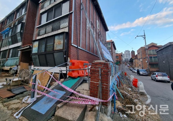 현장에서 느낀 바 건물 상태는 '겨우 버티는 중'이다.
