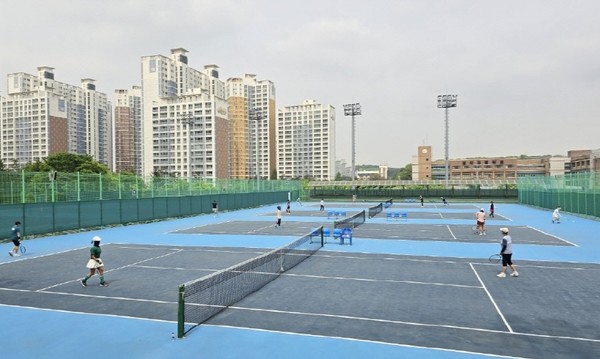 국토교통부 보도자료에서 원릉역 인근 관광지로 소개된 '고양자전거공원'은 테니스장, 배드민턴장, 산책로가 어우러진 '성사체육공원'으로 한참 전에 바뀌었다. 