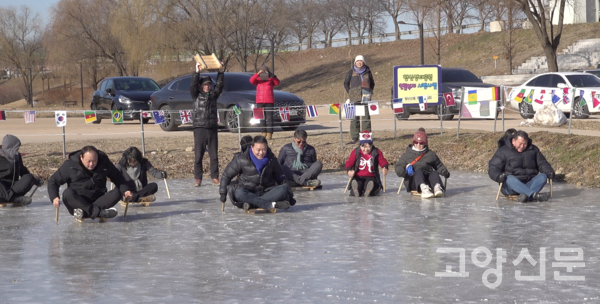 10일 개장한 행신2동 썰매장에서 시민들이 즐겁게 썰매를 타고 있다.